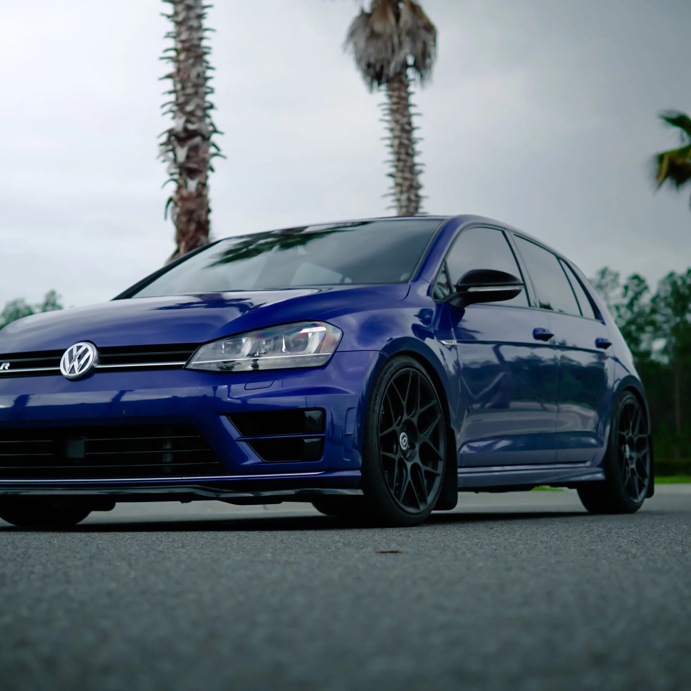 Volkswagen Golf R bleue de trois quarts avant, au bord d'une route